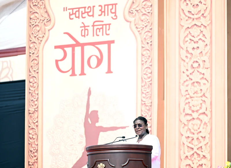 जबलपुर में 21 जून के अंतरराष्ट्रीय योग दिवस पर राष्ट्रपति द्रौपदी मुर्मू। स्रोत: राष्ट्रपति सचिवालय / PIB।